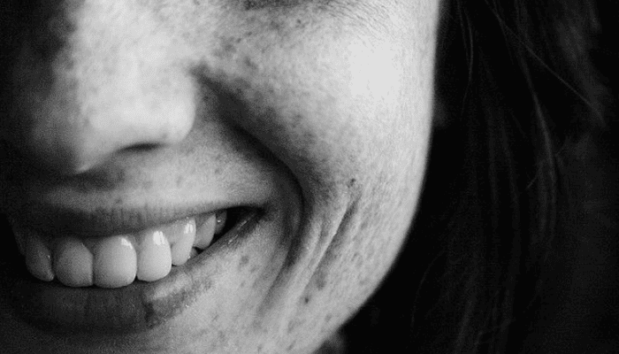 sonrisa de baja intensidad